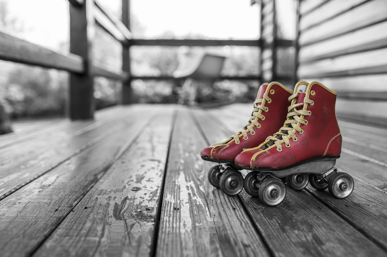 roller skates, rollerblades, roll skates